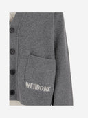 Abbiamo fatto il cardigan con miscela di lana con logo