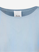 Gegen den Kaschmirpullover anspielend