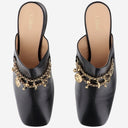 Mulas de cuero Chloè con encantos