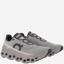 In esecuzione di scarpe da ginnastica CloudMonster