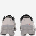 In esecuzione di scarpe da ginnastica CloudMonster