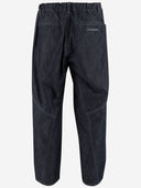 E vagare i pantaloni di jeans