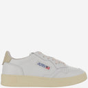 Sneaker in pelle medaglia a bassa medaglia Autry