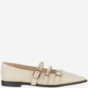 Zapato de punta puntiaguda con hebillas de cuero