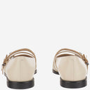 Zapato de punta puntiaguda con hebillas de cuero