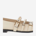 Zapato de punta puntiaguda con hebillas de cuero