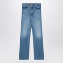 La mère a lavé les jeans le coup de pied