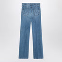 La mère a lavé les jeans le coup de pied