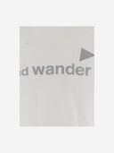 تي شيرت قطني مطبوع عليه And Wander مع شعار حروف
