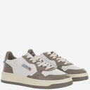 Sneaker Autry a blocchi di colore bassi con medaglia