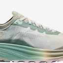 Appassionata ricerca di scarpe da ginnastica