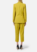 Elisabetta franchi traje con decoración del logotipo