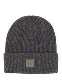 Hombo de gorro Fendi con logotipo