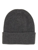 Hombo de gorro Fendi con logotipo