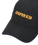 Un niño de papel sombreros negros