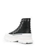 Alexander McQueen treten Slick -Knöchelstiefel auf