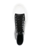 Alexander McQueen treten Slick -Knöchelstiefel auf