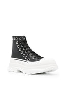 Alexander McQueen treten Slick -Knöchelstiefel auf