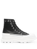 Alexander McQueen treten Slick -Knöchelstiefel auf