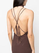 안드레아 아 다모는 미디 드레스를 늑골로 늑골