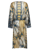 モナはシルクビーチを泳ぎ、着物を隠します