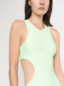 레이나 올가 (Reina Olga)는 세부적인 짧은 드레스를 잘라냅니다