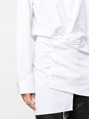 Z białej bawełnianej sukienki koszuli