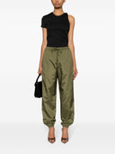 크리스토퍼 에스베르 (Christopher Esber)는 리브 베드 탑을 잘라냅니다