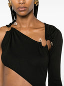 クリストファー・エスバーは、片方の肩の長いドレスを事前に切り取りました