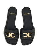 Ferragamo Gancini lederen platte sandalen