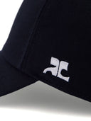 Courreges antes del logotipo de la gorra de béisbol