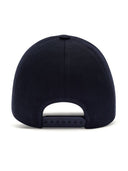 Courreges antes del logotipo de la gorra de béisbol