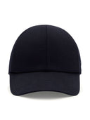 Courreges antes del logotipo de la gorra de béisbol
