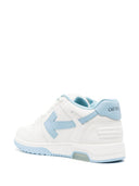 Fuera blanca fuera de las zapatillas de cuero de la oficina