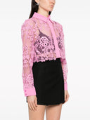 Zelfportret roze kant bijgesneden shirt