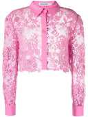 Zelfportret roze kant bijgesneden shirt