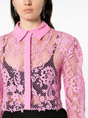 Zelfportret roze kant bijgesneden shirt