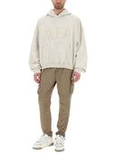 Rappresenta la felpa con cappuccio