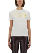 فيرساتشي جينز كوتور تي شيرت مع شعار