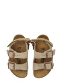 ロゴ付きのビルケンシュトックサンダル