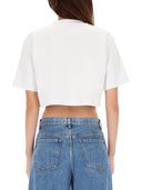 De la camiseta cortada blanca y acanalada