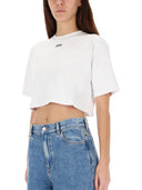 De la camiseta cortada blanca y acanalada