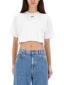 De la camiseta cortada blanca y acanalada