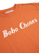 Bobo选择了带Logo的T恤