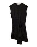 ランバンは黒いドレスを着ています