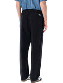 Obéir au pantalon noir