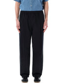 Obéir au pantalon noir