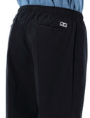 Obéir au pantalon noir