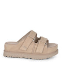 Ugg 'Goldenstar Hi' tøffel laget av semsket skinn.