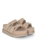 Ugg 'Goldenstar Hi' tøffel laget av semsket skinn.